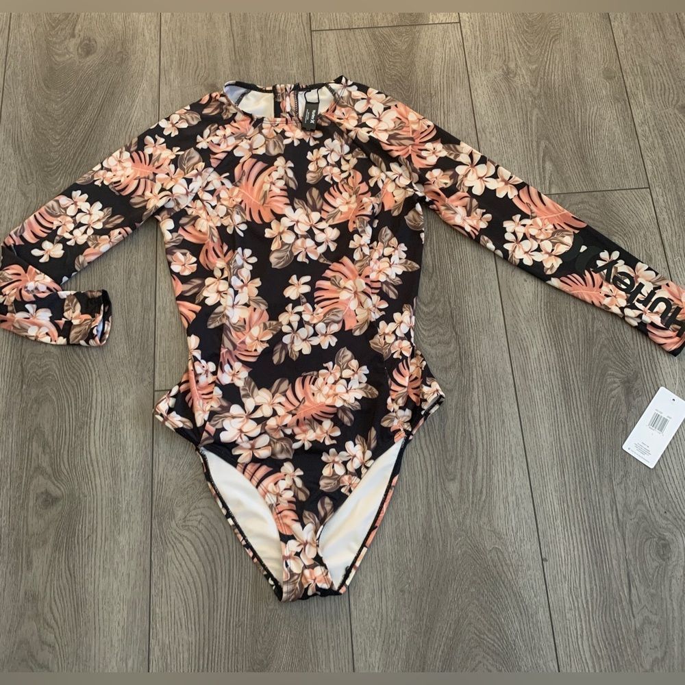 Hurley woman’s 1 pc swim suit perfect for surfing